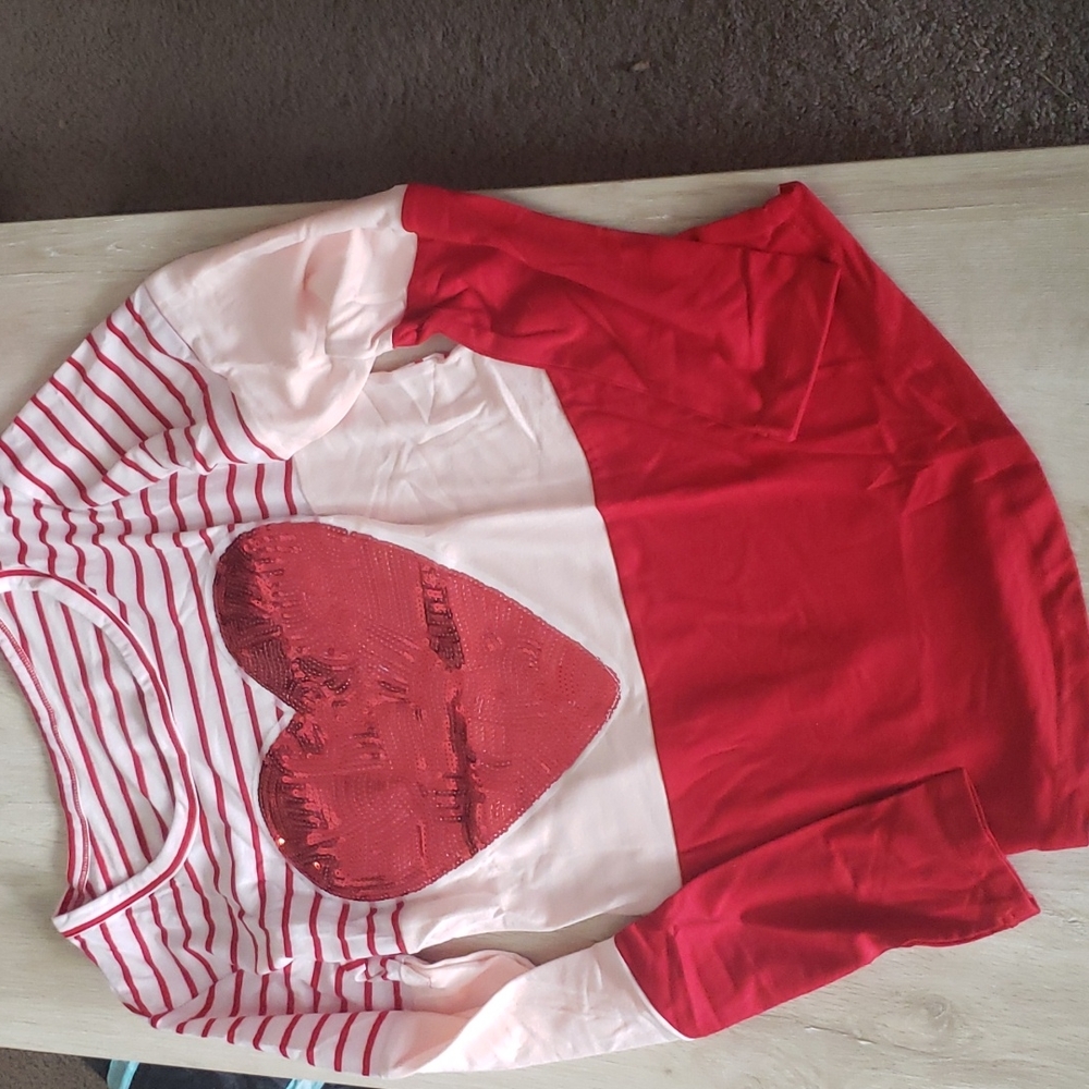 ♥️New boutique Red sequins heart top - Picture 5 of 9